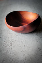Laden des Bilds im Galerie-Viewer, Runde Holzschale aus dunklem Holz, handgefertigt mit natürlicher Maserung
