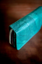 Laden des Bilds im Galerie-Viewer, Nachhaltiges Portemonnaie aus recycelten Blättern in türkis mit Zipper – vegan & umweltfreundlich
