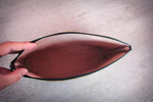 Carica l'immagine nel visualizzatore di Gallery, Kosmetiktasche aus Blattleder | Kulturbeutel Damen | nachhaltige Kulturtasche Herren | Vegane Schminktasche | ausgefallenes Hochzeitsgeschenk in grün