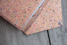 Afbeelding in Gallery-weergave laden, Gefütterte 15–16 Zoll Laptoptasche aus Kork | Nachhaltige vegane Laptop Hülle mit Magnetverschluss, wasserabweisend für MacBook Air & Pro, Farbakzenten