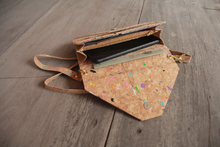 Cargar imagen en el visor de la galería, Bolso/billetera de corcho con detalles de color