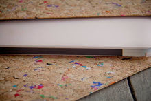 Laden des Bilds im Galerie-Viewer, Nachhaltige vegane Laptoptasche 13–14" aus Kork – MacBook Hülle, handgemacht mit Magnetverschluss, farbigen Akzenten