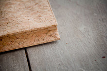 Indlæs billede til gallerivisning Gefütterte 13–14" Laptoptasche aus Kork | Nachhaltige vegane Laptop Hülle mit Magnetverschluss, wasserabweisend für MacBook Air & Pro, Natur