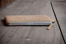 Laden des Bilds im Galerie-Viewer, 13–14" nachhaltige vegane Laptoptasche aus Kork, MacBook Hülle - Natur