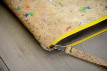 Laden des Bilds im Galerie-Viewer, 13–14 Zoll nachhaltige vegane Laptoptasche aus Kork, MacBook Hülle, Farbakzenten-gelber Zipper