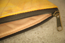 Indlæs billede til gallerivisning Ökologische Laptoptasche aus recycelten Blättern mit gelbem Zipper und Lederoptik