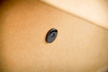 Laden des Bilds im Galerie-Viewer, Vegan MacBook sleeve made from durable kraft paper, ideal for travel. Minimalist laptop case with leather-like appearance and magnetic closure