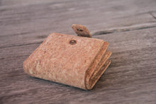 Laden des Bilds im Galerie-Viewer, Portemonnaie handmade aus Kork mit Zipper