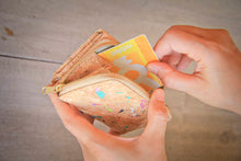 Cargar imagen en el visor de la galería, Cartera/billetera de corcho con detalles de color