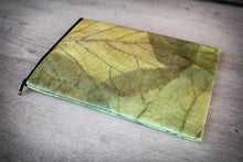 Laden des Bilds im Galerie-Viewer, Side view displaying structure and natural leaf patterns in green