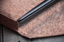 Laden des Bilds im Galerie-Viewer, Gefütterte 15–16 Zoll Laptoptasche aus Kork | Nachhaltige vegane Laptop Hülle mit Magnetverschluss, wasserabweisend für MacBook Air & Pro, Natur