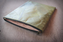 Laden des Bilds im Galerie-Viewer, Laptop-Hülle im Alltagseinsatz, Schutz vor Stößen und Feuchtigkeit