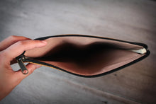 Indlæs billede til gallerivisning Innenansicht: gepolstertes Fach der gelben Notebook‑Hülle schützt vor Stößen und Schmutz