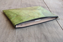 Load image into Gallery viewer, Vegane Laptop-Tasche mit Reißverschluss und einzigartiger Blattstruktur