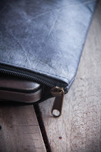 Laden des Bilds im Galerie-Viewer, Gefütterte nachhaltige Laptop Hülle 13–14 Zoll aus Blattleder – Handgenähte vegane Laptoptasche, wasserabweisendes Laptop Case, Unikat für MacBook Air & Pro in Marineblau