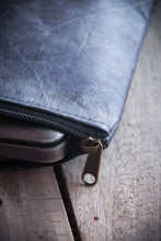 Laden des Bilds im Galerie-Viewer, Gefütterte nachhaltige Laptop Hülle 13–14 Zoll aus Blattleder – Handgenähte vegane Laptoptasche, wasserabweisendes Laptop Case, Unikat für MacBook Air & Pro in Marineblau