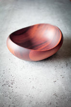 Laden des Bilds im Galerie-Viewer, Seitliche Ansicht der Schale mit glatter Oberfläche und eleganter Kurve