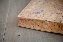 Afbeelding in Gallery-weergave laden, Gefütterte 13–14 Zoll Laptoptasche aus Kork | Nachhaltige vegane Laptop Hülle mit Magnetverschluss, wasserabweisend für MacBook Air & Pro, farbigen Akzenten