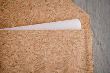 Indlæs billede til gallerivisning Gefütterte 13–14" Laptoptasche aus Kork | Nachhaltige vegane Laptop Hülle mit Magnetverschluss, wasserabweisend für MacBook Air & Pro, Natur