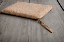 Indlæs billede til gallerivisning Gefütterte 13–14" Kork Laptoptasche – Nachhaltige vegane Hülle, wasserabweisende handgefertigte Tasche mit Zipper für MacBook Air / Pro & Notebooks - Natur
