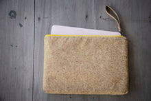 Laden des Bilds im Galerie-Viewer, 13–14" nachhaltige vegane Laptoptasche aus Kork, MacBook Hülle - Natur gelber Zipper