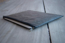 Indlæs billede til gallerivisning Vegane Laptop-Tasche aus recycelten Blättern auf Holztisch