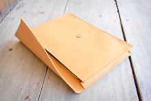 Laden des Bilds im Galerie-Viewer, Water-resistant, Lightweight, hand-sewn laptop sleeve made from natural materials. Stylish MacBook sleeve made from kraft paper, ideal for travel