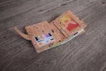 Charger l'image dans la galerie, Portemonnaie aus Kork mit Farbakzenten und Zipper
