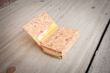 Cargar imagen en el visor de la galería, Cartera/billetera de corcho con detalles de color