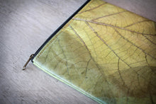 Laden des Bilds im Galerie-Viewer, Seitenansicht: Struktur und natürliche Muster der grünen Blätter
