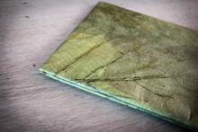 Laden des Bilds im Galerie-Viewer, Back view of green laptop sleeve with neat logo tag