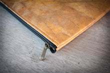 Indlæs billede til gallerivisning Detailaufnahme des robusten Reißverschlusses der gelben Laptop-Hülle