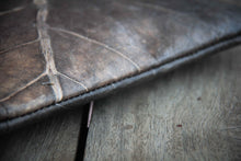 Afbeelding in Gallery-weergave laden, Gefütterte nachhaltige Laptop Hülle 13–14 Zoll aus Blattleder – Handgenähte vegane Laptoptasche, wasserabweisendes Laptop Case, Unikat für MacBook Air & Pro in grau -metallic/ dunkelbraun