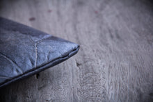 Laden des Bilds im Galerie-Viewer, Gefütterte nachhaltige Laptop Hülle 13–14 Zoll aus Blattleder – Handgenähte vegane Laptoptasche, wasserabweisendes Laptop Case, Unikat für MacBook Air & Pro in Marineblau