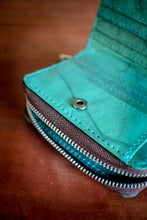 Laden des Bilds im Galerie-Viewer, Nachhaltiges Portemonnaie aus recycelten Blättern in türkis mit Zipper – vegan & umweltfreundlich