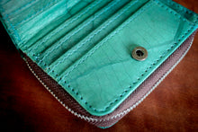 Laden des Bilds im Galerie-Viewer, Nachhaltiges Portemonnaie aus recycelten Blättern in türkis mit Zipper – vegan & umweltfreundlich