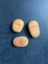 Laden des Bilds im Galerie-Viewer, Design Kühlschrank-Magnet , Tafelmagnet aus Holz, 3er-Set