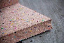 Afbeelding in Gallery-weergave laden, Gefütterte 15–16 Zoll Laptoptasche aus Kork | Nachhaltige vegane Laptop Hülle mit Magnetverschluss, wasserabweisend für MacBook Air & Pro, Farbakzenten