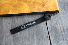 Charger l'image dans la galerie, Nachhaltige 15–16 Zoll Laptoptasche aus Teak-Blattleder | Gefütterte vegane Laptop Hülle / Laptop Sleeve, handgemacht & wasserabweisend – Unikat Schutzhülle für MacBook Pro/Air, Lenovo & HP in gelb