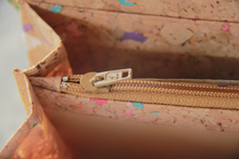 Cargar imagen en el visor de la galería, Bolso/billetera de corcho con detalles de color