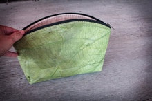 Carica l'immagine nel visualizzatore di Gallery, Kosmetiktasche aus Blattleder | Kulturbeutel Damen | nachhaltige Kulturtasche Herren | Vegane Schminktasche | ausgefallenes Hochzeitsgeschenk in grün