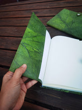 Laden des Bilds im Galerie-Viewer, Notizbuch A5 unliniert, Nachhaltiges Journal aus echten Blättern, Tagebuch Blanko, Eco Friendly Sketchbook in grün, Geschenk für Sie & Ihn