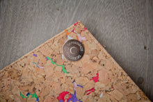 Laden des Bilds im Galerie-Viewer, Nachhaltige vegane Laptoptasche 13–14" aus Kork – MacBook Hülle, handgemacht mit Magnetverschluss, farbigen Akzenten