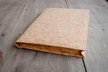 Laden des Bilds im Galerie-Viewer, Nachhaltige vegane Laptoptasche 13–14" aus Kork – MacBook Hülle, handgemacht mit Magnetverschluss, Natur