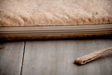 Indlæs billede til gallerivisning Gefütterte 13–14" Kork Laptoptasche – Nachhaltige vegane Hülle, wasserabweisende handgefertigte Tasche mit Zipper für MacBook Air / Pro & Notebooks - Natur