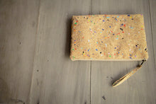 Laden des Bilds im Galerie-Viewer, 13–14" nachhaltige vegane Laptoptasche aus Kork, MacBook Hülle, Farb-Akzenten