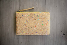 Laden des Bilds im Galerie-Viewer, 13–14" nachhaltige vegane Laptoptasche aus Kork, MacBook Hülle, Farbakzenten-gelber Zipper