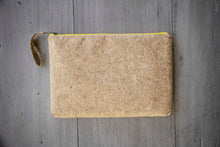 Laden des Bilds im Galerie-Viewer, 13–14" nachhaltige vegane Laptoptasche aus Kork, MacBook Hülle - Natur gelber Zipper