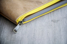 Charger l'image dans la galerie, Handmade kraft paper laptop sleeve with yellow zipper for 15–16 inch MacBook