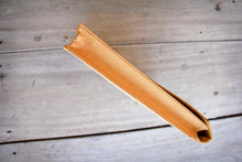 Charger l'image dans la galerie, Ökologische Laptoptasche aus Kraftpapier mit gelbem Zipper und Lederoptik